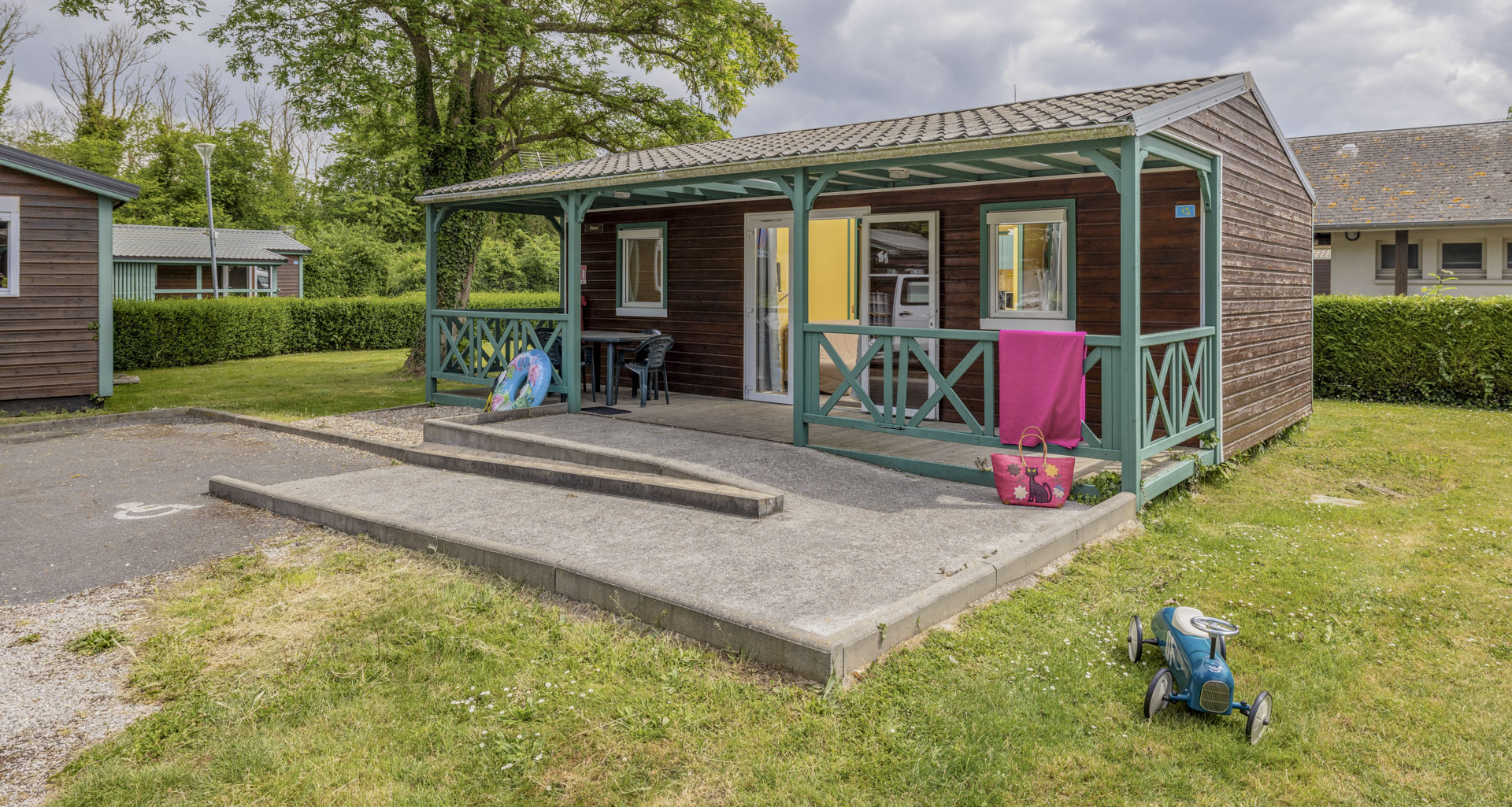 campingplatz mit komfortablen mietunterkünften normandie